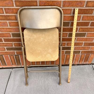 FOLDING METAL CHAIR WITH VINYL COVERED SEAT