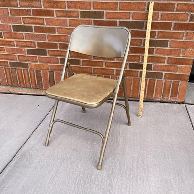 FOLDING METAL CHAIR WITH VINYL COVERED SEAT