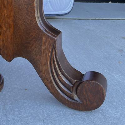 ROUND OAK DINING TABLE WITH 2 LEAVES ON WHEELS PEDESTAL BASE