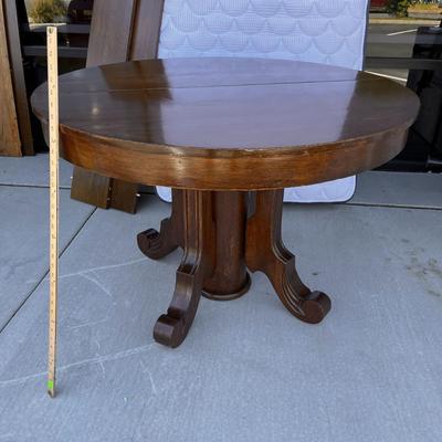 ROUND OAK DINING TABLE WITH 2 LEAVES ON WHEELS PEDESTAL BASE