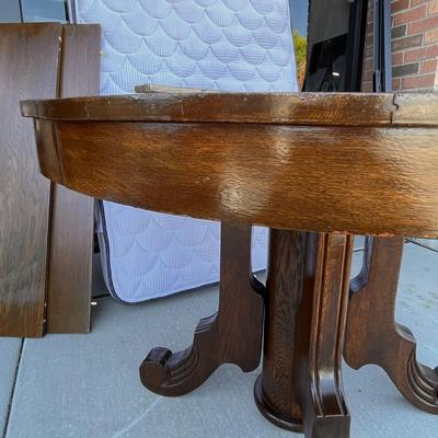 ROUND OAK DINING TABLE WITH 2 LEAVES ON WHEELS PEDESTAL BASE