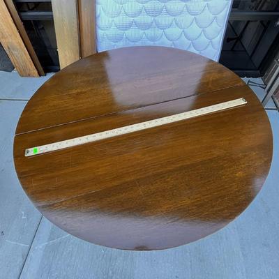 ROUND OAK DINING TABLE WITH 2 LEAVES ON WHEELS PEDESTAL BASE