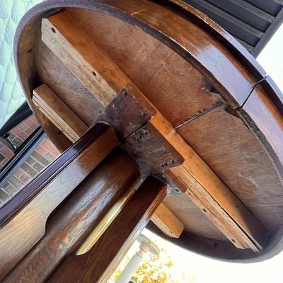 ROUND OAK DINING TABLE WITH 2 LEAVES ON WHEELS PEDESTAL BASE