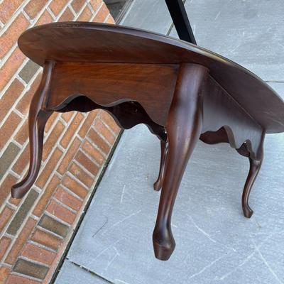 LOVELY OVAL DARK WOOD COFFEE TABLE w/ CURVED LEGS