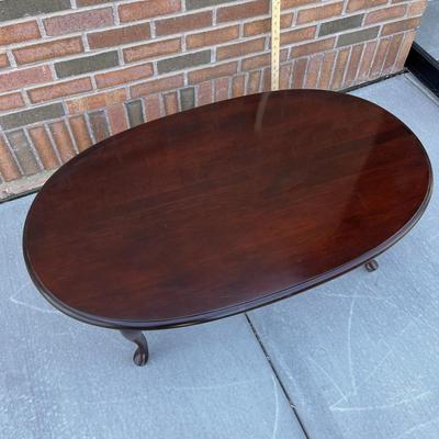 LOVELY OVAL DARK WOOD COFFEE TABLE w/ CURVED LEGS
