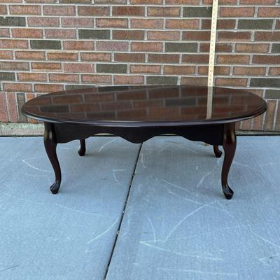 LOVELY OVAL DARK WOOD COFFEE TABLE w/ CURVED LEGS