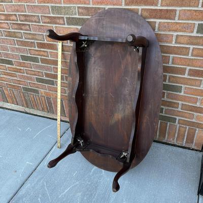 LOVELY OVAL DARK WOOD COFFEE TABLE w/ CURVED LEGS