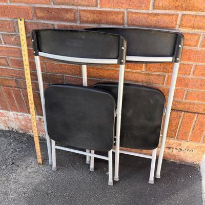 PAIR OF LIGHTWEIGHT PLASTIC BLACK & GREY FOLDING CHAIRS 