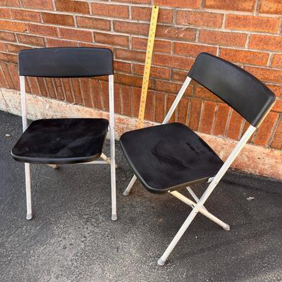 PAIR OF LIGHTWEIGHT PLASTIC BLACK & GREY FOLDING CHAIRS 