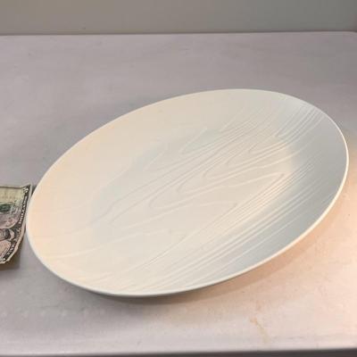 LARGE WHITE OVAL SERVING PLATTER WITH WOOD GRAIN PATTERN 