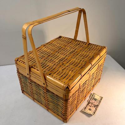 FUN VINTAGE SQUARE 2-HANDLED PICNIC BASKET WITH HINGED LID