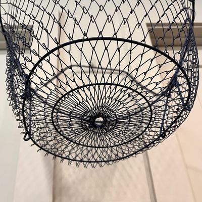 LARGE BLUE COLLAPSIBLE WIRE PRODUCE? BASKET 