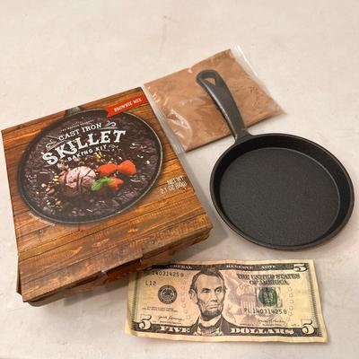 NEW IN BOX CAST IRON SKILLET BROWNIE BAKING KIT