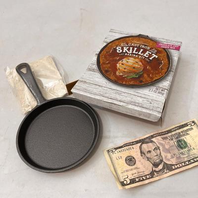 NEW IN BOX CAST IRON SKILLET CHOCOLATE CHIP COOKIE BAKING KIT