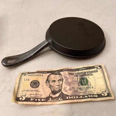 NEW IN BOX CAST IRON SKILLET CHOCOLATE CHIP COOKIE BAKING KIT