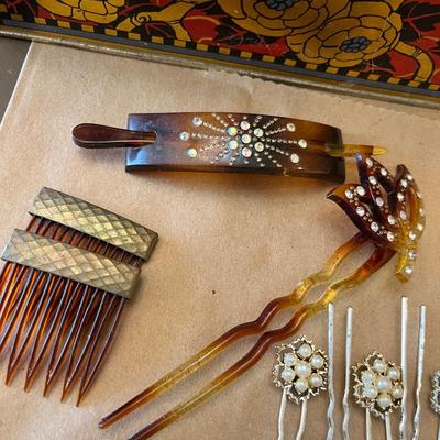 Vintage box with hair pins & hair combs