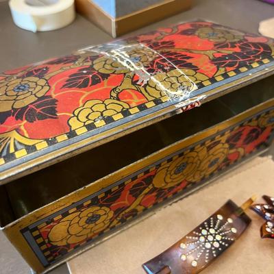 Vintage box with hair pins & hair combs