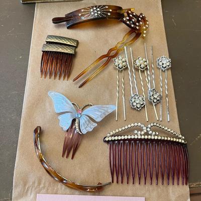 Vintage box with hair pins & hair combs