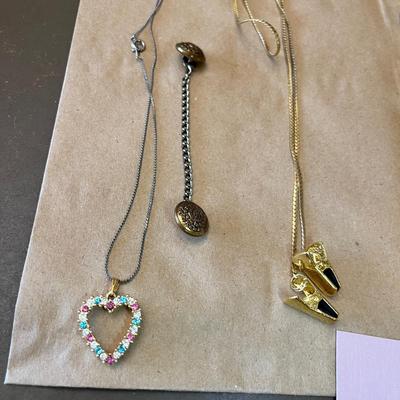 Lot of vintage jewelry