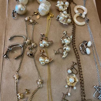 Lot of vintage jewelry