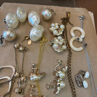 Lot of vintage jewelry