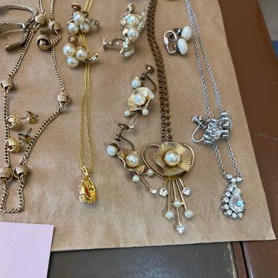 Lot of vintage jewelry