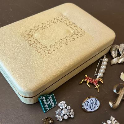 Vintage small jewelry box with jewelry