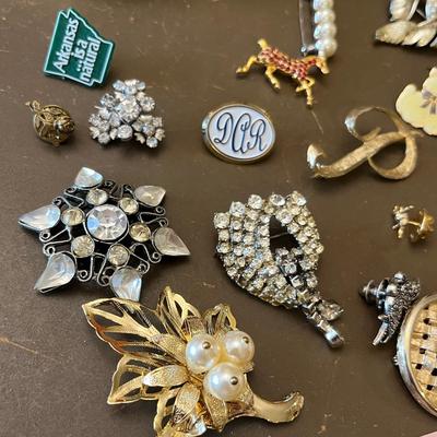 Vintage small jewelry box with jewelry