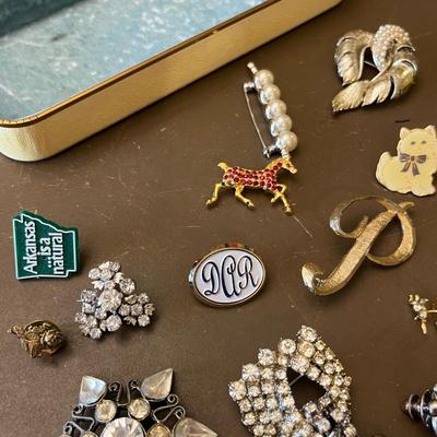 Vintage small jewelry box with jewelry