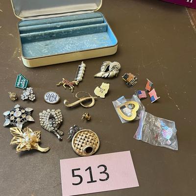 Vintage small jewelry box with jewelry
