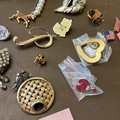 Vintage small jewelry box with jewelry