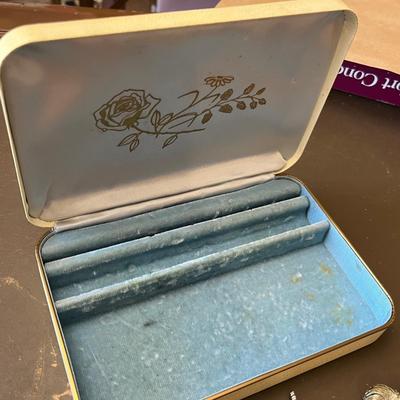 Vintage small jewelry box with jewelry