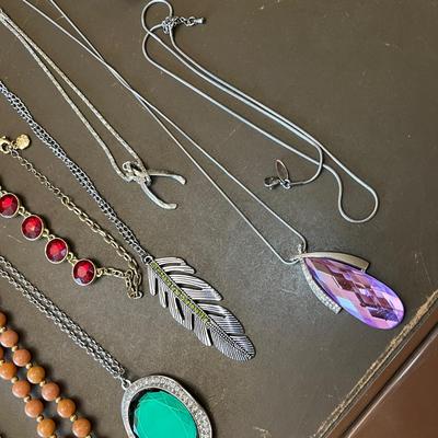 Lot of vintage necklaces
