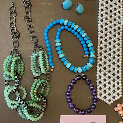 Lot of vintage necklaces