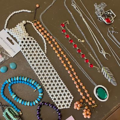Lot of vintage necklaces