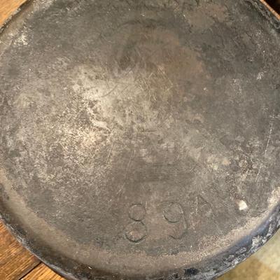 Cast iron skillet with lid