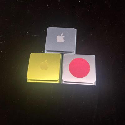 Three iPod Shuffles & iHome Speaker (LR-MG)