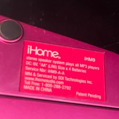 Three iPod Shuffles & iHome Speaker (LR-MG)