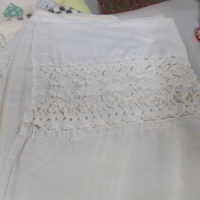 Assortment of Vintage Table Linens