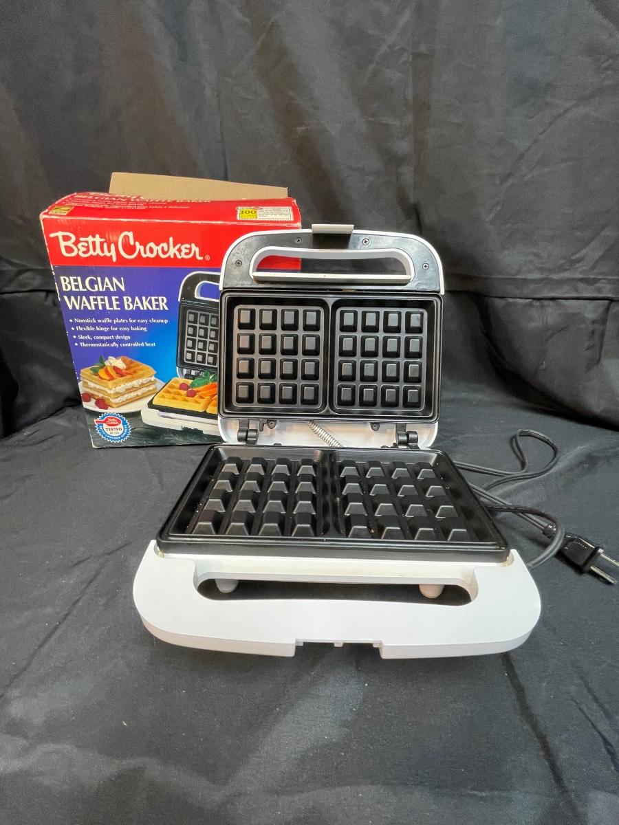 Retro Betty Crocker Electric Belgian Waffle Maker with Box