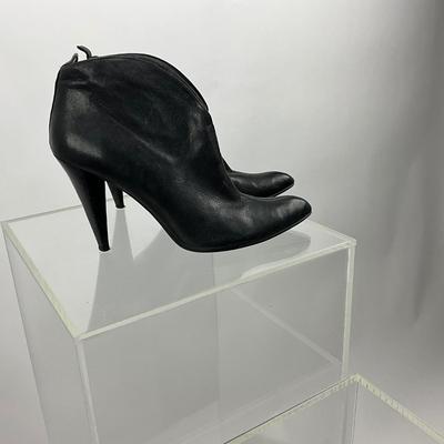 Lot 464 Stuart Weitzman - Slip-on Leather High Heel Boots ( Size 9M )