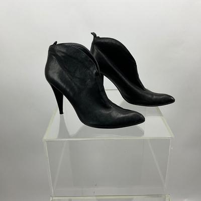 Lot 464 Stuart Weitzman - Slip-on Leather High Heel Boots ( Size 9M )