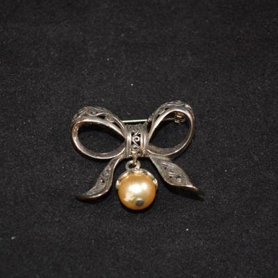 Sterling Bow Pin with Faux Pearl 9.0g