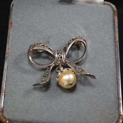 Sterling Bow Pin with Faux Pearl 9.0g