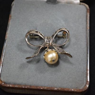 Sterling Bow Pin with Faux Pearl 9.0g
