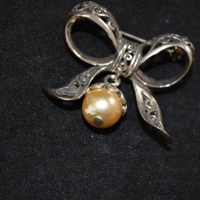 Sterling Bow Pin with Faux Pearl 9.0g