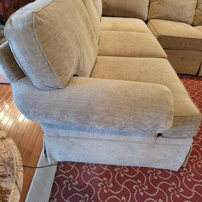 Bloomfield Sectional Sofa and Accent Pillows (LR-DW)