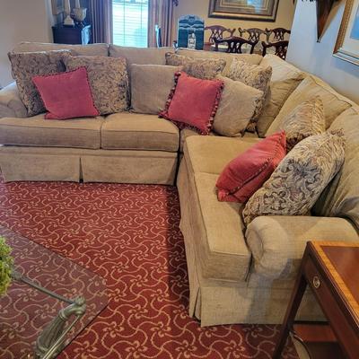 Bloomfield Sectional Sofa and Accent Pillows (LR-DW)