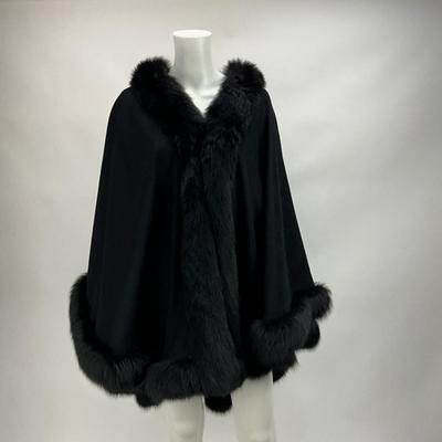 Lot 1599. Black Cape with Fur Trim ( one-size )