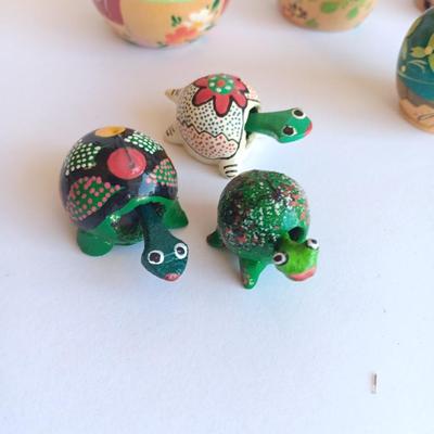 Bobble - head family with pets! Papa Bob, Momma Bob, Baby Bob, Grandma Bob, dog Bob, turtle Bob family, little birdie bob, and non-bob Frog.